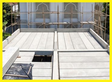 Pemasangan panel lantai AAC Maccon di rumah pribadi kawasan Bumi Tamalanrea Permai (BTP) Makassar menghadirkan solusi konstruksi yang cepat, kuat, ringan, dan efisien untuk hunian modern.